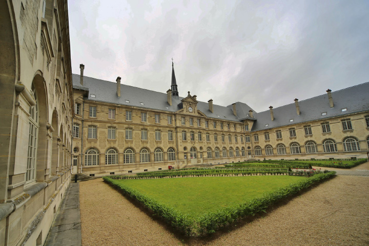 L’Institution des sœurs de La Croix de St-Quentin est implantée rue St-Jean