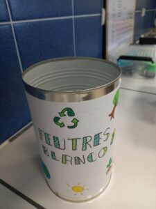 Un réceptacle à feutres et blancos usagés.